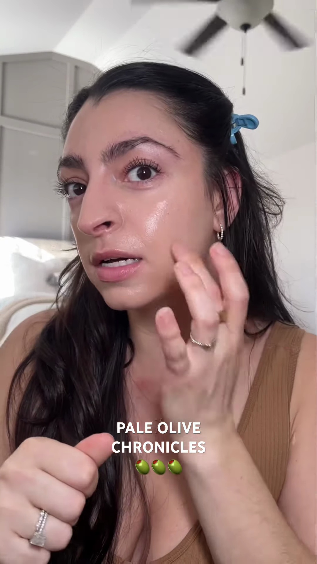 Andreanna using a makeup brush to blend Chaso foundation after noticing oxidation