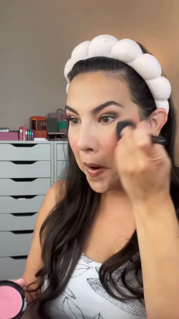 Emily applying Wet n Wild Pinch Me Pink blush to her cheeks