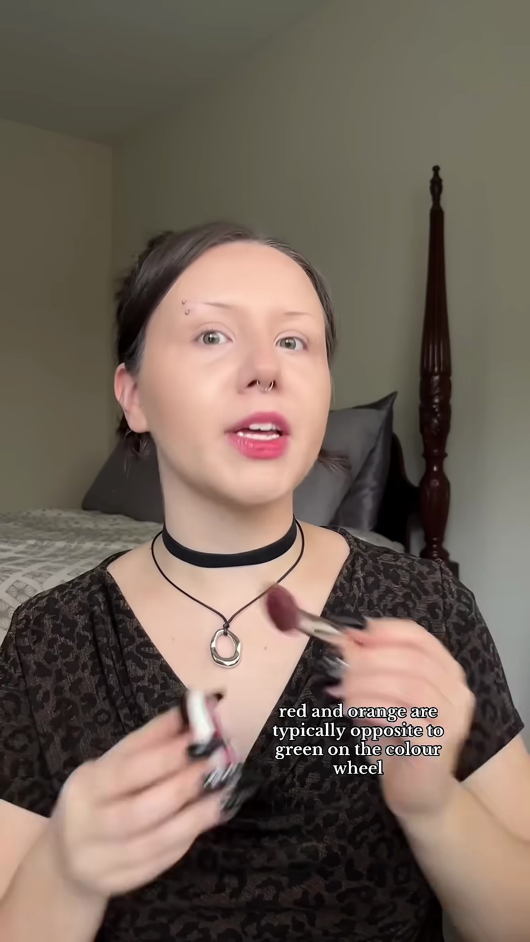 Color wheel diagram showing red and green as complementary colors